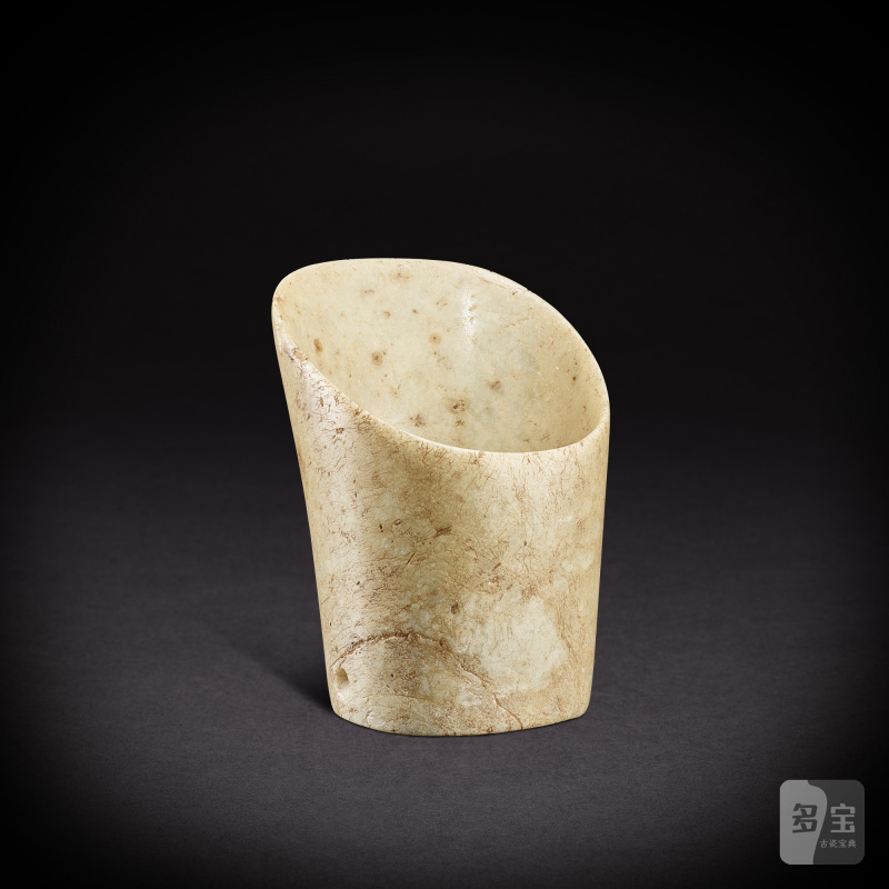A greyish-celadon jade hoof-shaped ornament, Neolithic period, Hongshan culture | 新石器時代 紅山文化 灰青玉馬蹄管形器 - 图2